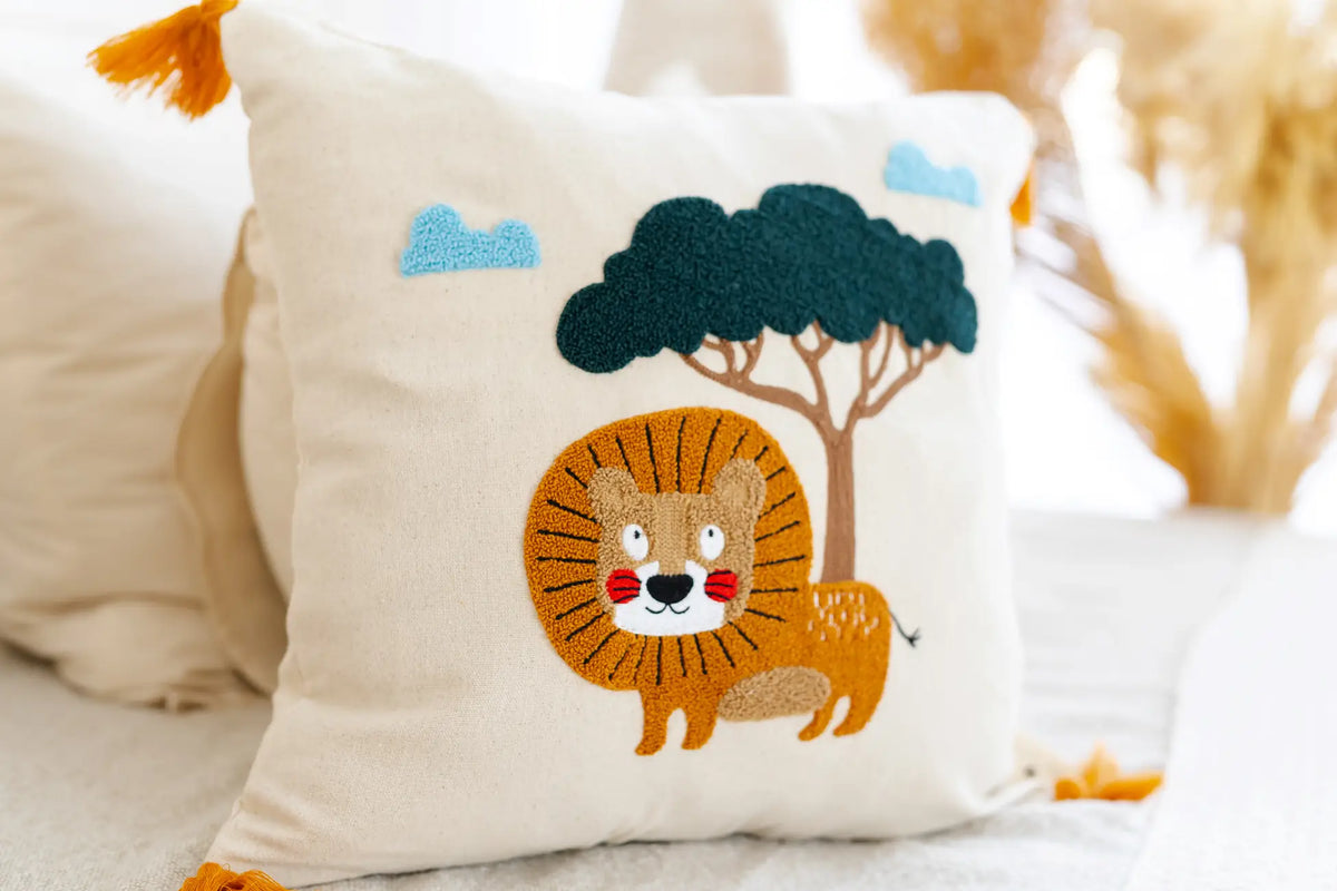 tinytrek El İşçiliği Aslan Desen Punch Çocuk Kırlenti – Buldan Dokuması (43x43 cm) - görsel 2